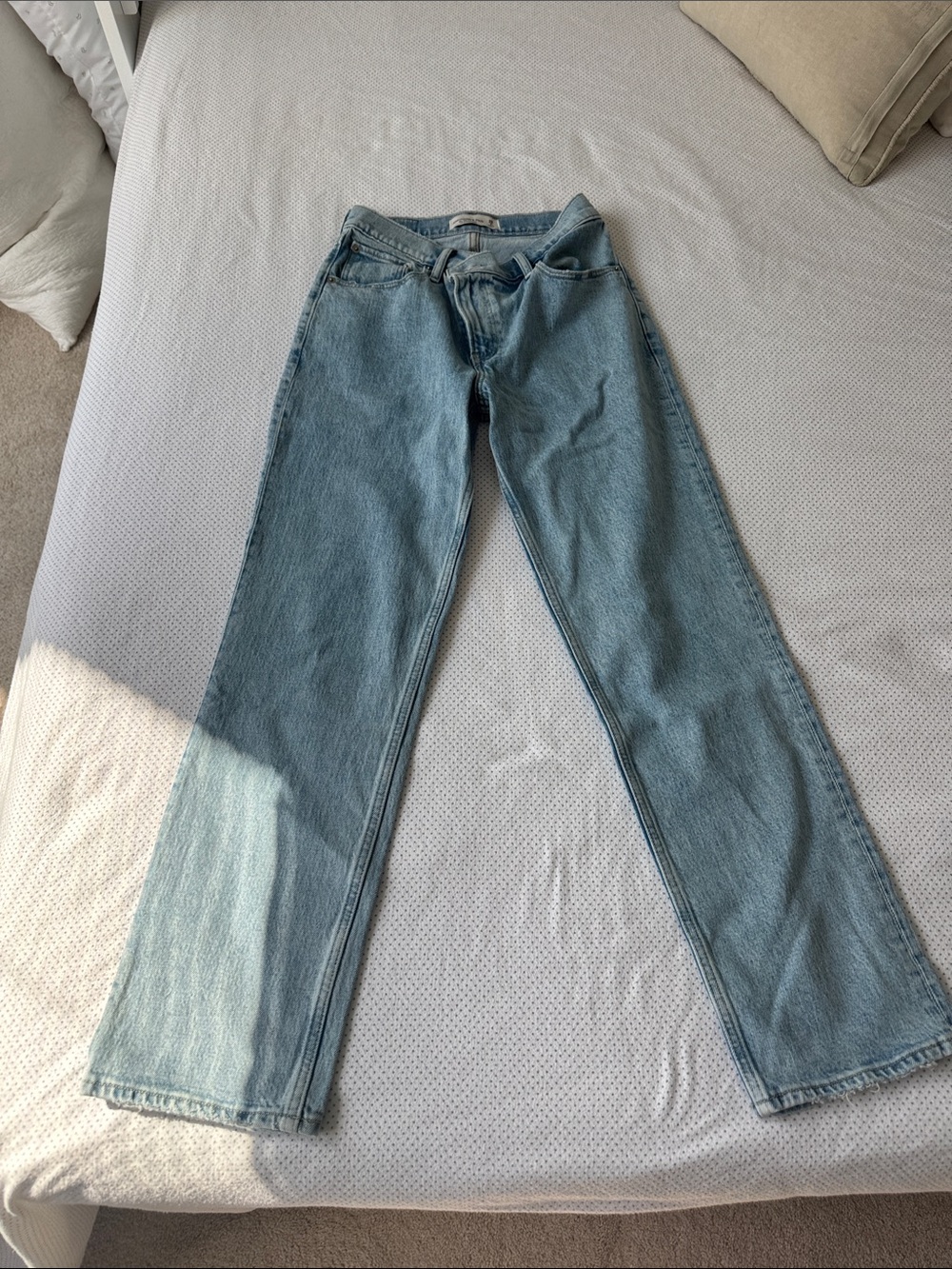 A&F Ultra High Rise 90’s Straight Jeans With Criss Cross Waistband
